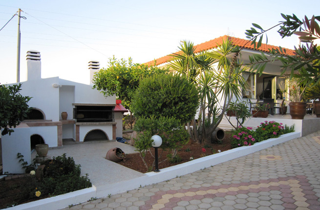 Nikolas Villas Apts - NR 