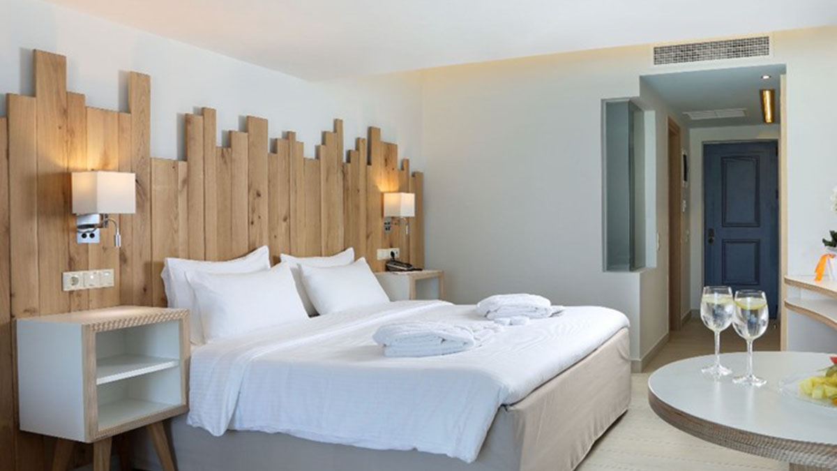 Junior Suite Sea Front Sharing Pool 