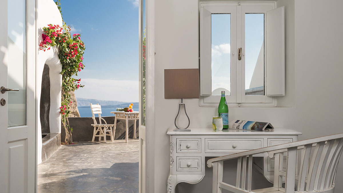 Executive suite with cave plunge pool 