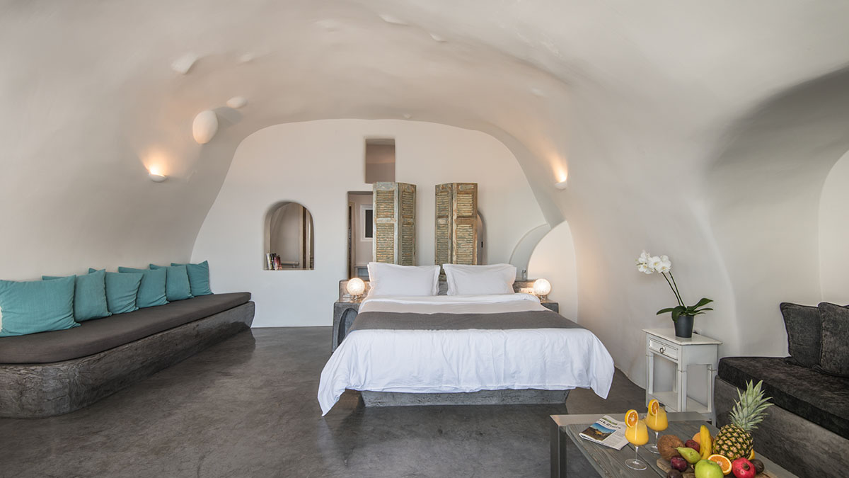 Executive suite with cave plunge pool 