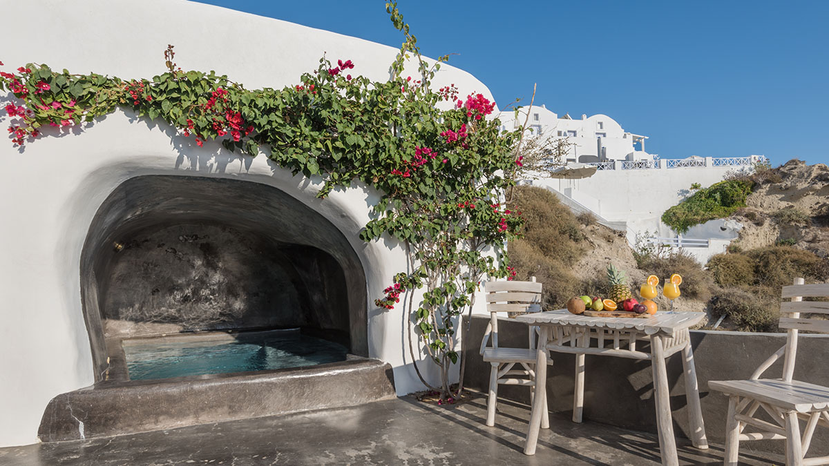 Executive suite with cave plunge pool 