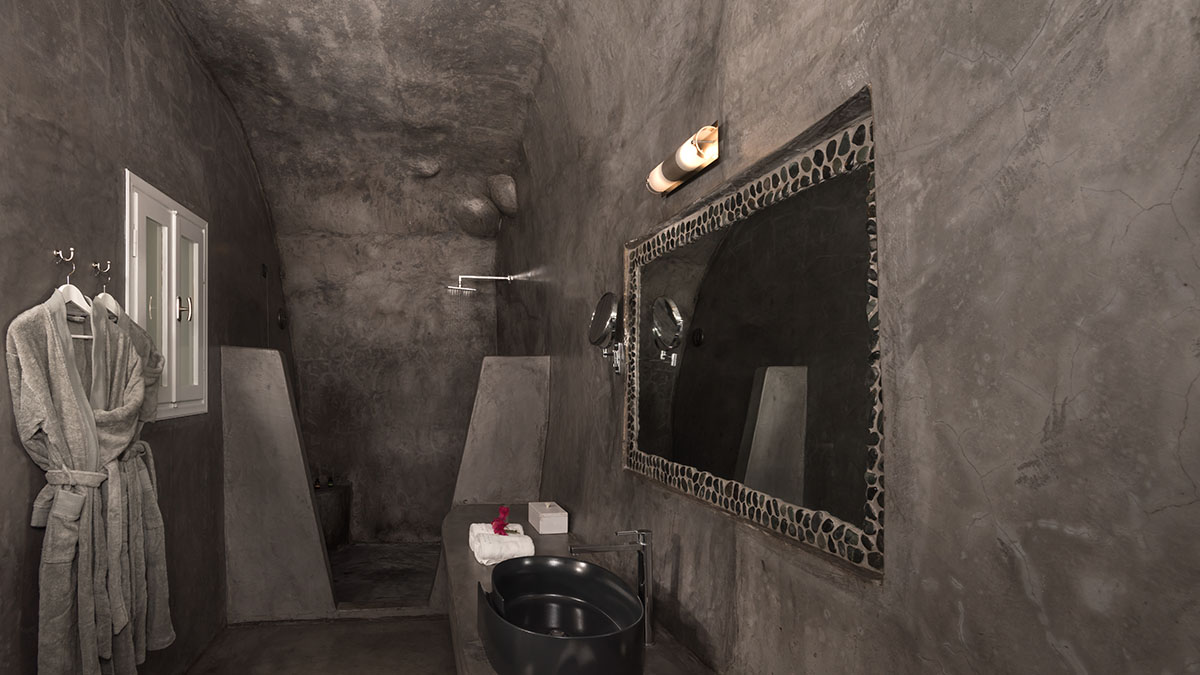 Executive suite with cave plunge pool 