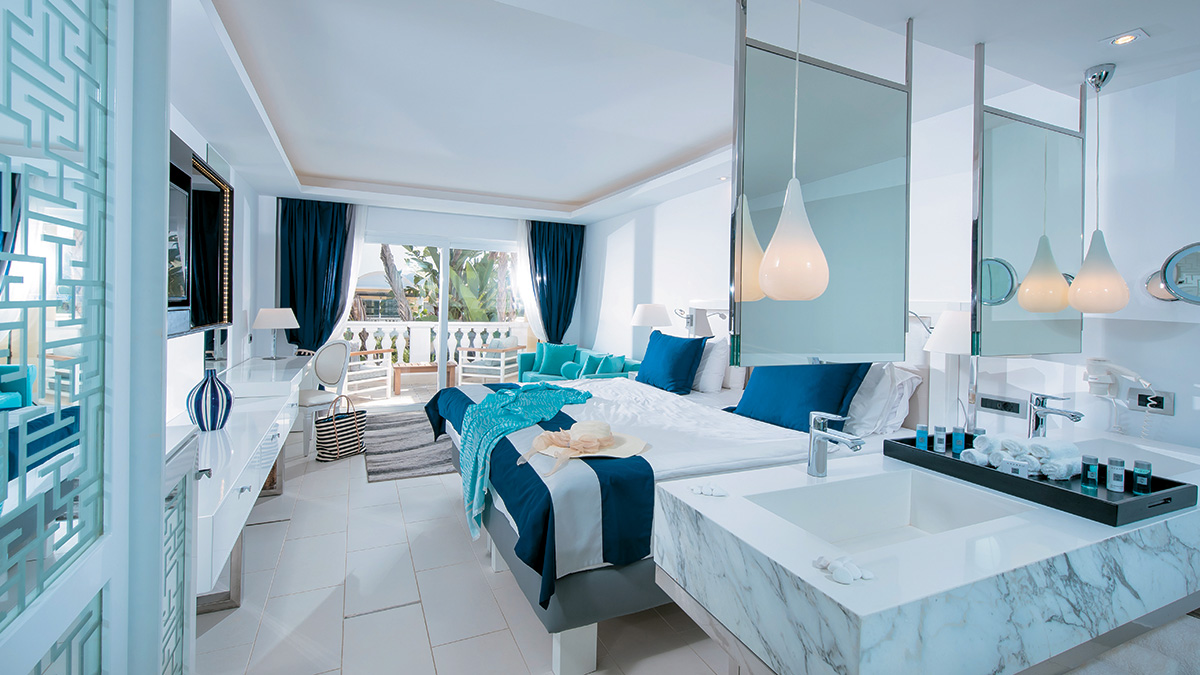 Deluxe Pure White Junior Suite